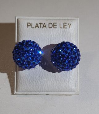 Pendientes de bola de ciconitas azules brillantes.