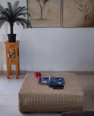 Mesa centro ratán con sobre metacrilato 90x90x30