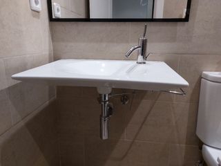 Lavabo Roca suspendido para cuarto baño con grifo