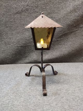 Farol de mesa de forja y hojalata