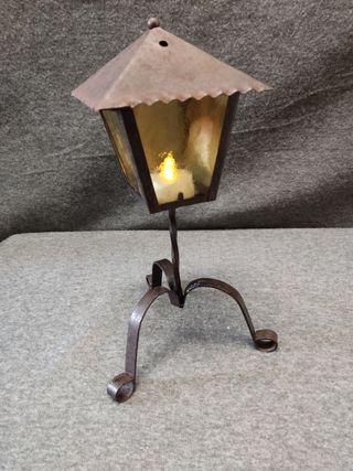Farol de mesa de forja y hojalata