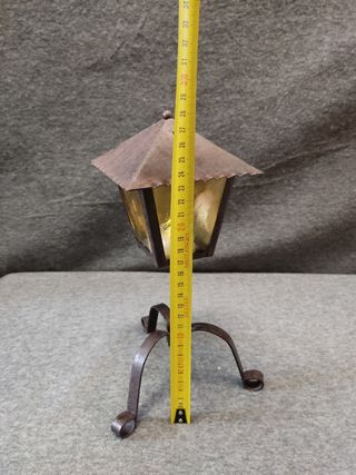 Farol de mesa de forja y hojalata