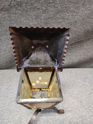 Farol de mesa de forja y hojalata