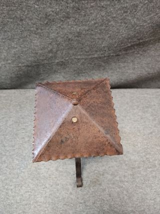 Farol de mesa de forja y hojalata