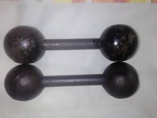 Pareja de mancuernas muy antiguas .