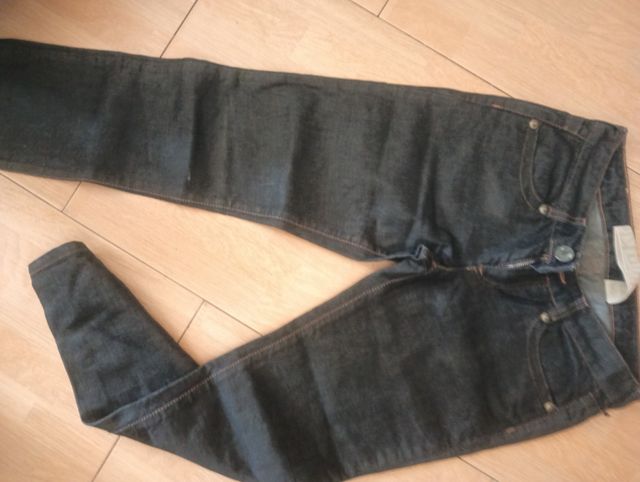 Tejanos azul muy fuerte.