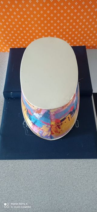 Contenitore in metallo colorato