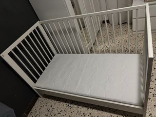 Cuna y colchón Ikea
