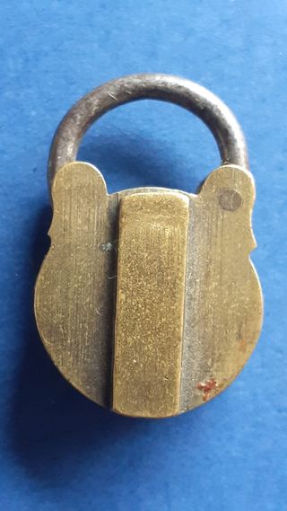 2 antiguos candados.