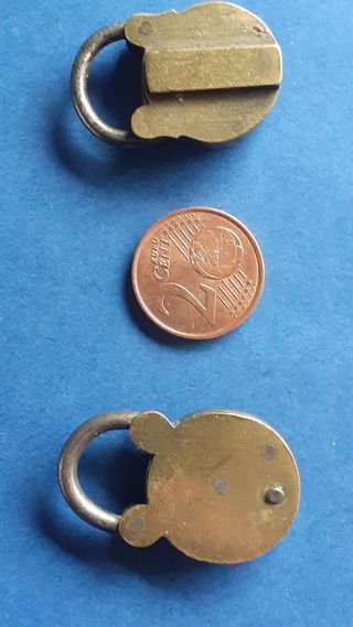 2 antiguos candados.