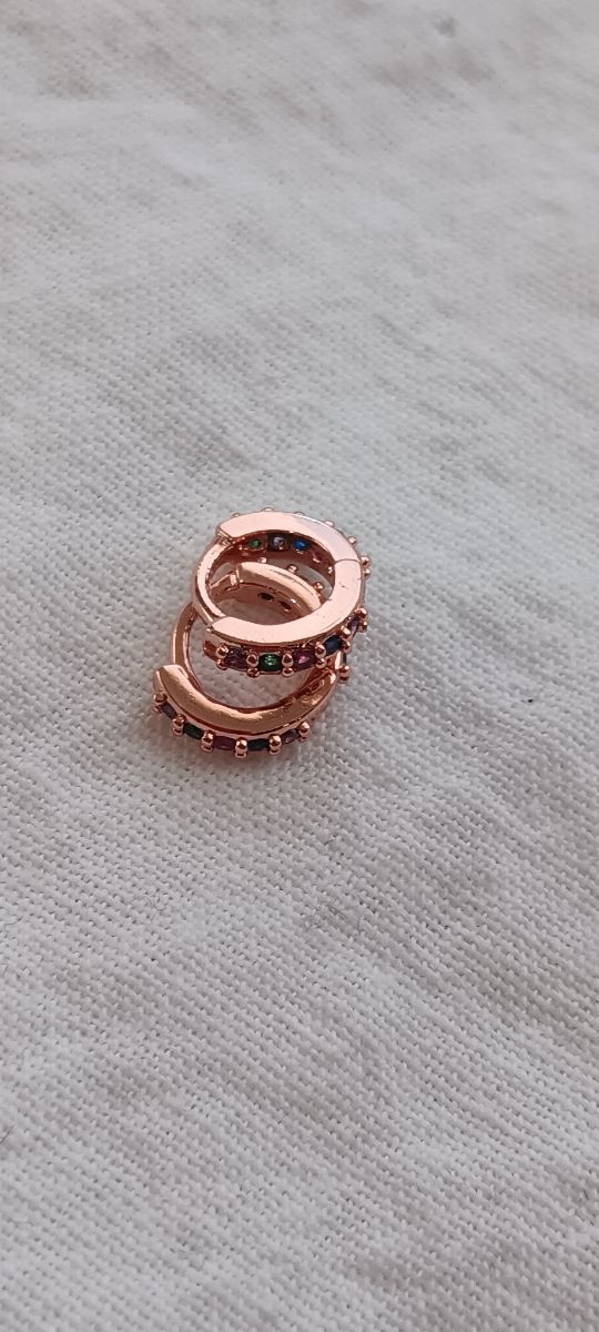 Aritos baño de oro rosa y circonitas