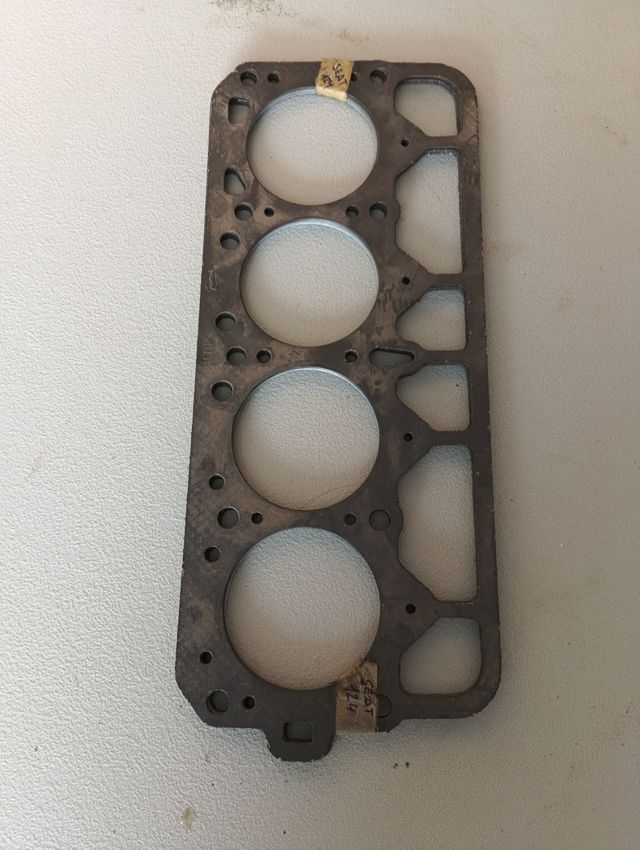 Seat 124, Junta de Culata a 12 € cada una.