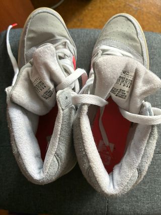 Bamba marca Adidas color gris