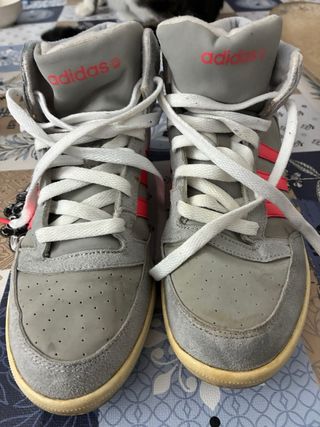 Bamba marca Adidas color gris