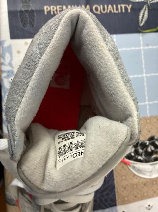 Bamba marca Adidas color gris