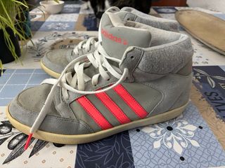 Bamba marca Adidas color gris