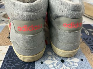 Bamba marca Adidas color gris