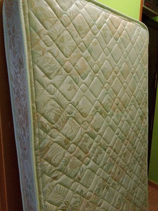 Base lamas 80X180 buen estado.REGALO colchón+ mesa