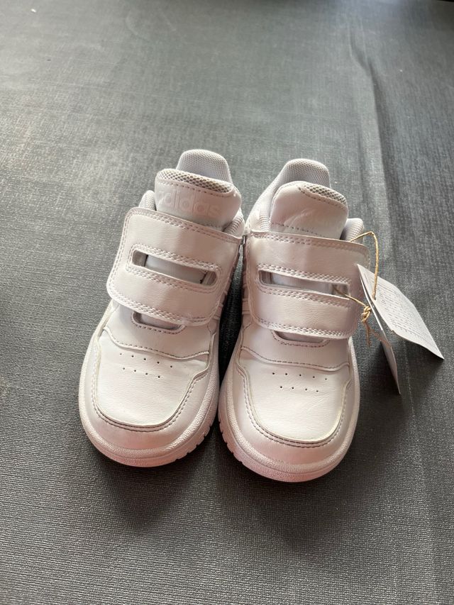 Deportivas Nuevas Niños Adidas Hoops 4.0 unisex talla 25 y 1/2.