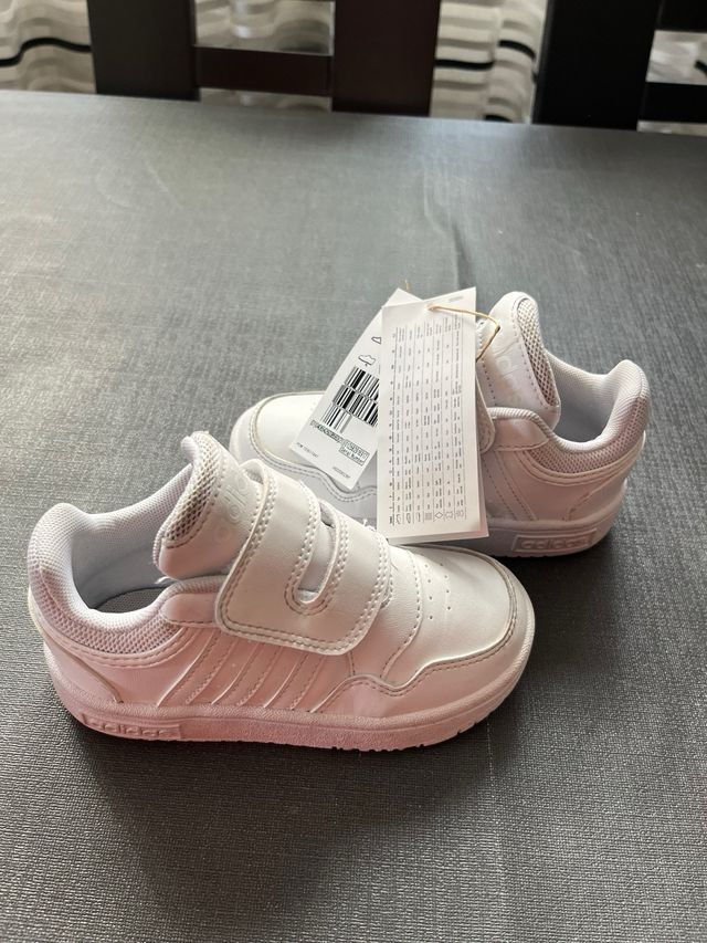 Deportivas Nuevas Niños Adidas Hoops 4.0 unisex talla 25 y 1/2.