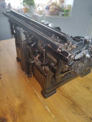 Máquina de escribir Hispano Olivetti M40