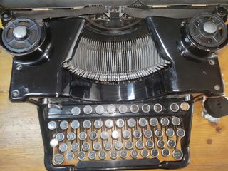 Máquina de escribir Hispano Olivetti M40
