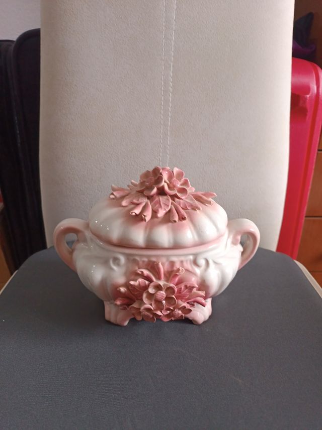 Sopera rosa con tapa con motivos florales
