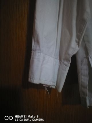 Camisa con adornos bordados.