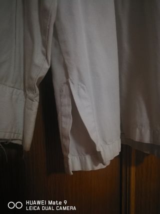 Camisa con adornos bordados.