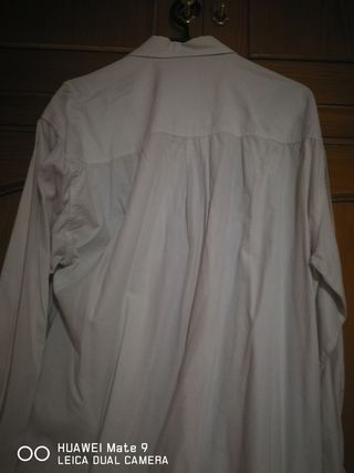 Camisa con adornos bordados.