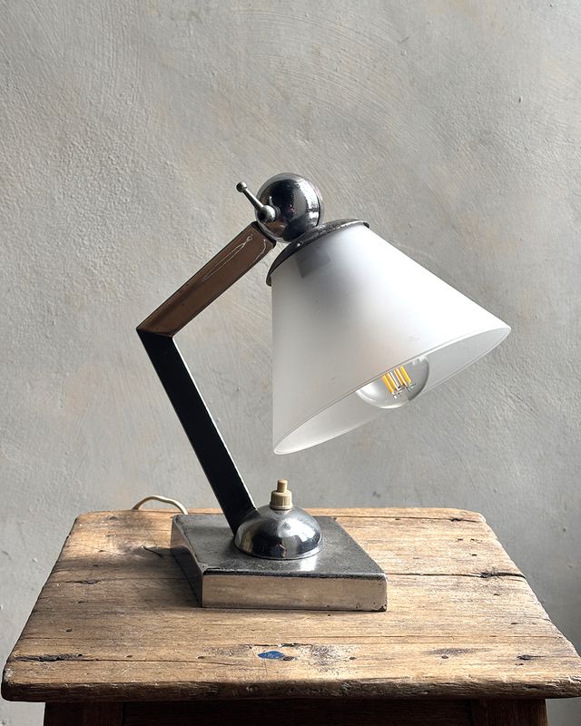 Lampada da comodino Art Decò in metallo nichelato