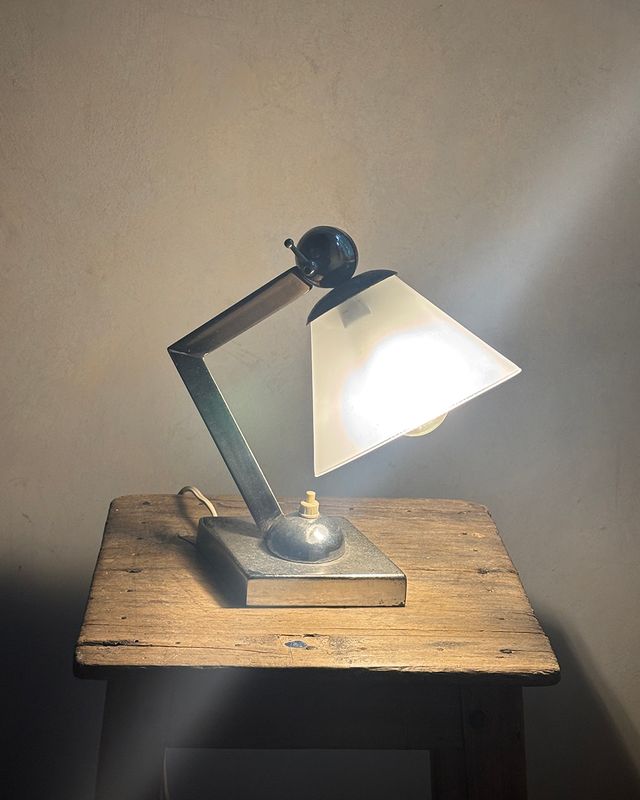 Lampada da comodino Art Decò in metallo nichelato