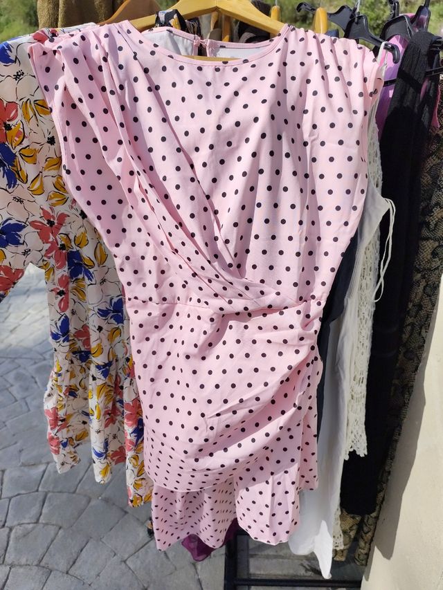 Vestido rosa con topos