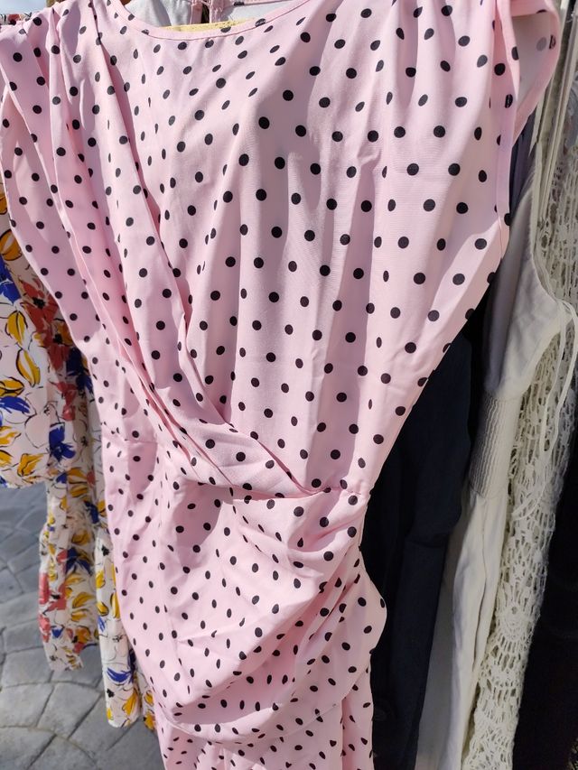 Vestido rosa con topos