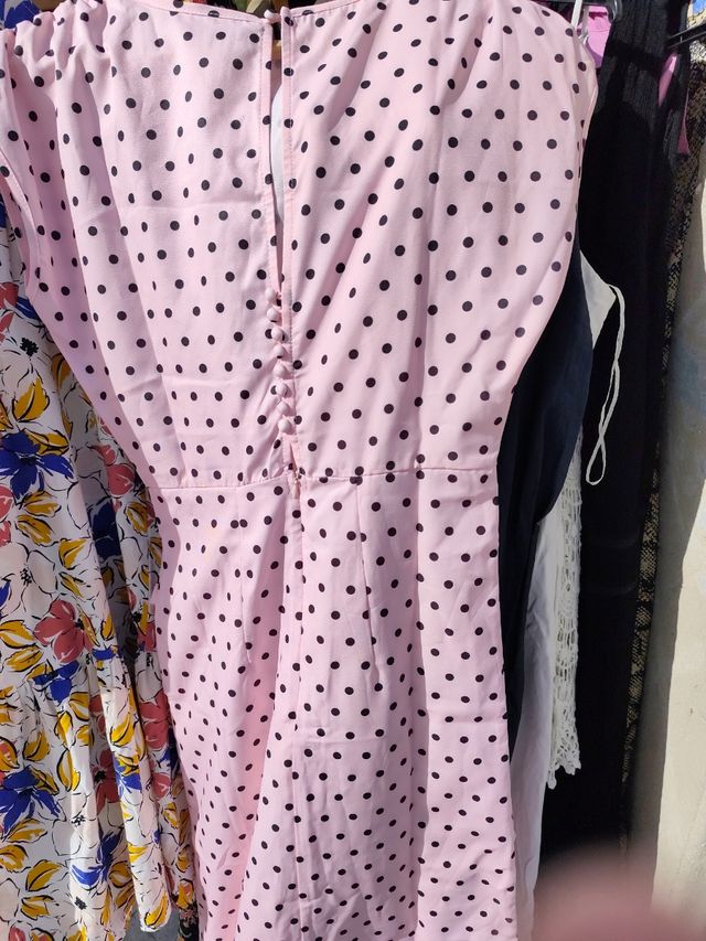 Vestido rosa con topos