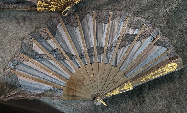 Dos abanico negros con encaje