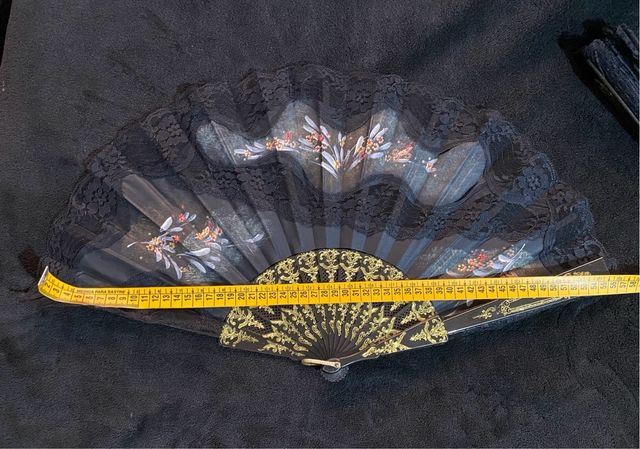 Dos abanico negros con encaje