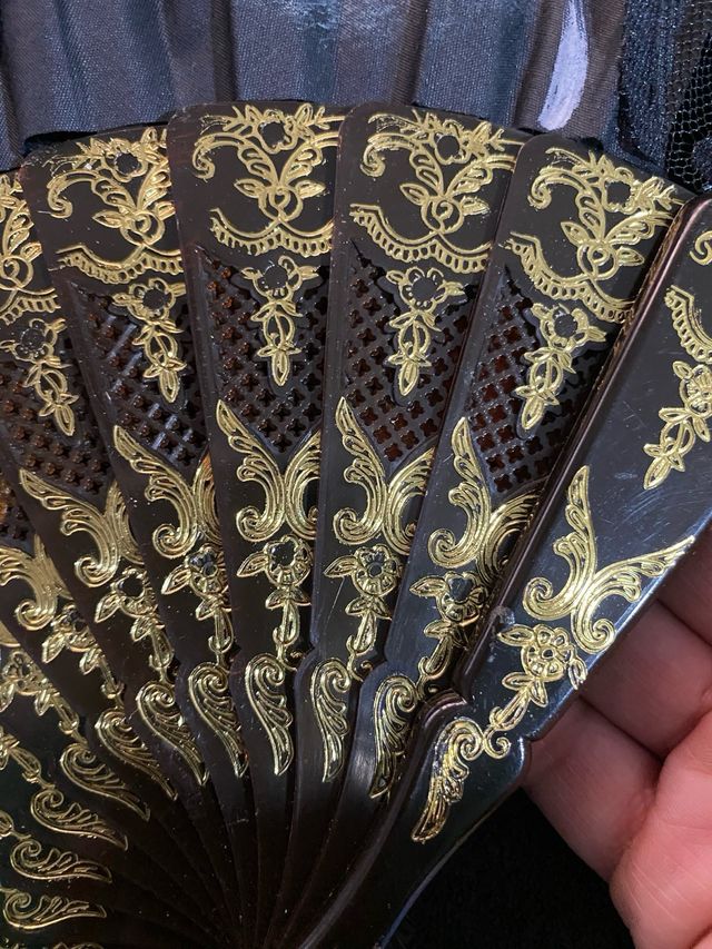 Dos abanico negros con encaje