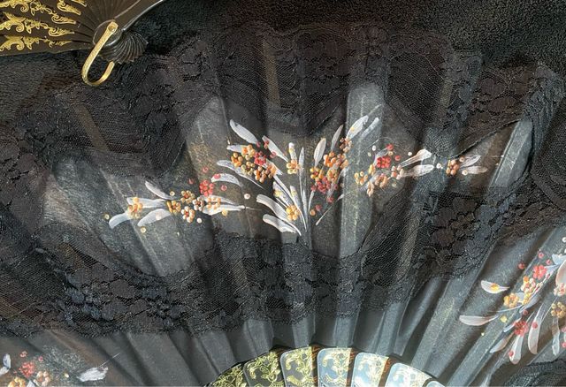 Dos abanico negros con encaje