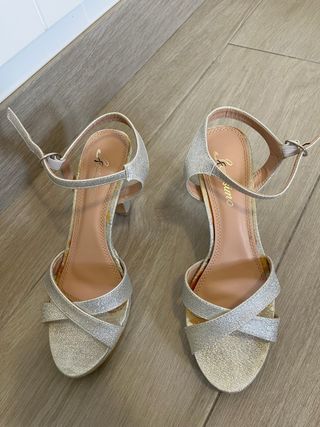 Tacones plateados con brillo