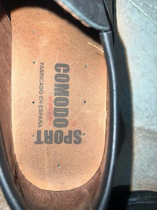Zapatos de vestir para traje o costalero.
