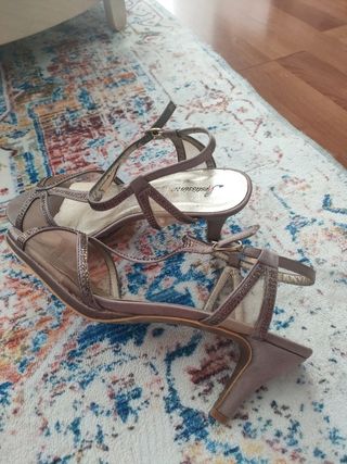 Sandalias tacón especial evento, con un sólo uso.