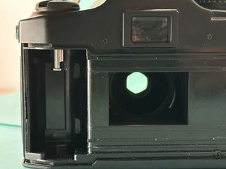 Cámara 35mm Cosina C1s con objetivo 35-70mm