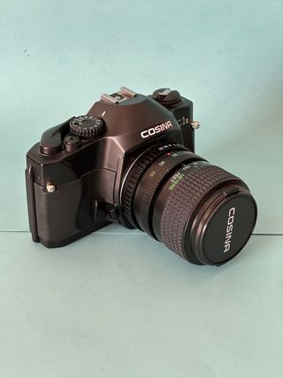 Cámara 35mm Cosina C1s con objetivo 35-70mm