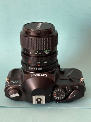 Cámara 35mm Cosina C1s con objetivo 35-70mm