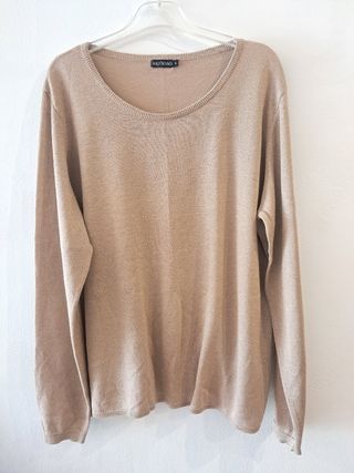 Jeseys fino dorado con brillos sutiles.
