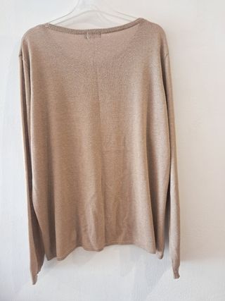 Jeseys fino dorado con brillos sutiles.
