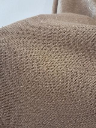 Jeseys fino dorado con brillos sutiles.
