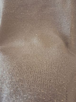 Jeseys fino dorado con brillos sutiles.
