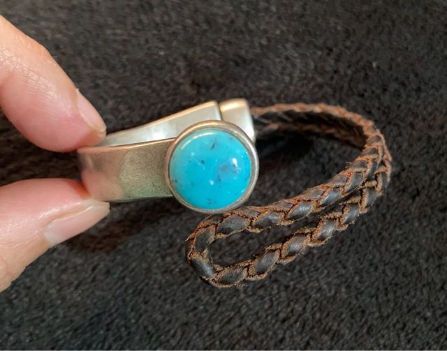 Pulsera de metal, cuero y turquesa